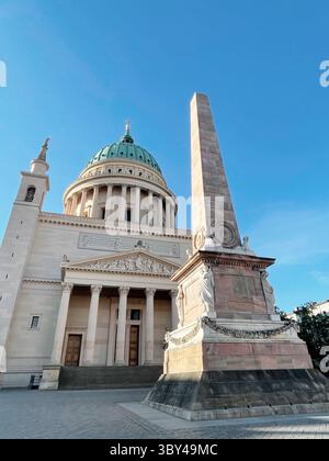 – Église Nicolas avec obélisque au vieux marché de Potsdam, Brandebourg, Allemagne, Europe Banque D'Images