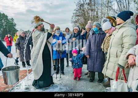 19 janvier 2022, Kiev, Kiev, Ukraine : le prêtre orthodoxe bénit avec de l'eau bénite le peuple dans les célébrations de l'Épiphanie à Kiev, Ukraine. (Crédit image : © Celestino Arce Lavin/ZUMA Press Wire) Banque D'Images