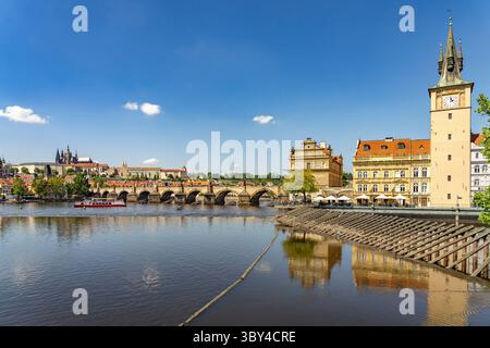 Paysage urbain de Prague avec la rivière Vltava, le château d'eau de la vieille ville, le pont Novotný, le château et le pont Charles à Prague, République tchèque Banque D'Images