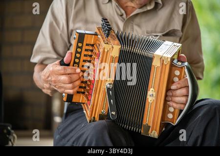9 septembre 2021, Church Creek, Maryland, États-Unis : Marc Savoy jouant un accordéon qu'il a fait (crédit image : © Edwin Remsberg/VW pics via ZUMA Press Wire) Banque D'Images