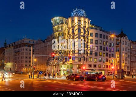 La Maison dansante des architectes Vlado Milunić et Frank Gehry au crépuscule, Prague, République tchèque Banque D'Images