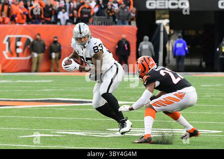 Samedi 15 janvier 2022 : le Tight End des Raiders de Las Vegas Darren Waller (83 ans) évite le cornerback des Bengals de Cincinnati Chidobe Awuzie (22 ans) lors du match des éliminatoires Wildcard de la NFL AFC entre les Raiders de Las Vegas et les Bengals de Cincinnati au Paul Brown Stadium de Cincinnati, Ohio. Les Bengals battent les Raiders 26-19 pour passer à la ronde divisionnaire de la NFL AFC. Eric Canha/CSM(image de crédit : &copy ; Eric Canha/CSM via ZUMA Wire) Banque D'Images