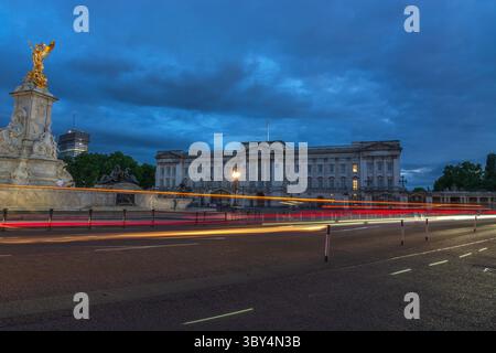 Buckingham Palace, en début de soirée, avec des sentiers légers, Londres, Angleterre, ROYAUME-UNI. Banque D'Images