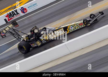 Concord, NC - APR 15, 2011 : Tony Schumacher (2) prépare son Top Fuel Dragster avant de descendre la piste pour le 1er tour de qualification pour les quatre Wide Nationals VisitMyrtleBeach.com au Zmax Dragway à Concord, NC. (Crédit image : © Walter G. Arce Sr./ZUMA Press Wire) Banque D'Images