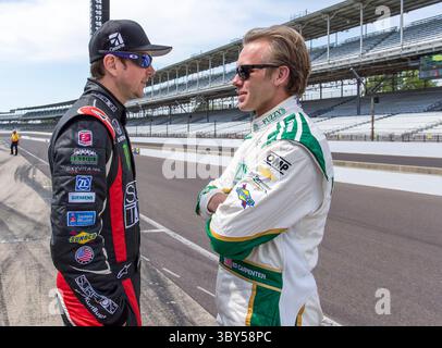 19 mai 2014 - Indianapolis, IN, États-Unis - Indianapolis, IN - 19 mai 2014 : Kurt Busch (26) et Ed Carpenter (20) discutent avant une séance d'entraînement pour la course IndyCar d'Indianapolis 500 à Indianapolis, IN. (Crédit image : © Walter G. Arce Sr./ZUMA Press Wire) Banque D'Images