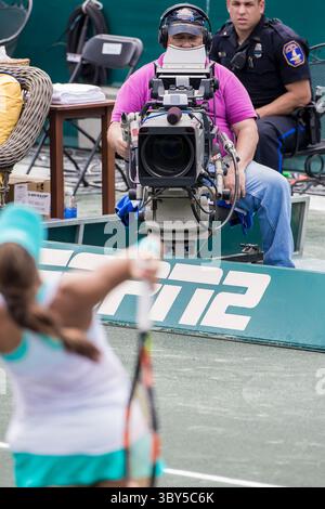 10 avril 2015 - Charleston, SC, États-Unis - Charleston, SC - 10 avril 2015 : Lauren Davis (USA) sert [7] Madison Keys (USA) lors de leur match de quart de finale pour la Family Circle Cup au Family Circle Tennis Center à Charleston, SC...Madison Keys bat Lauren Davis 6-2, 6-2 (Credit image : © Walter G. Arce Sr./ZUMA Press Wire) Banque D'Images