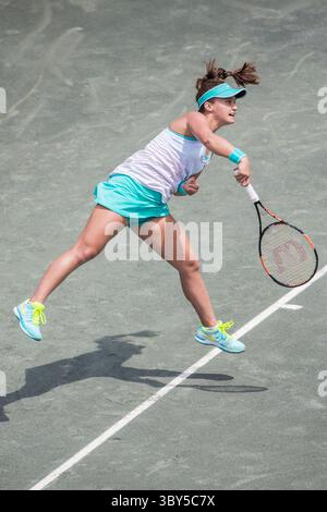 10 avril 2015 - Charleston, SC, États-Unis - Charleston, SC - 10 avril 2015 : Lauren Davis (USA) sert [7] Madison Keys (USA) lors de leur match de quart de finale pour la Family Circle Cup au Family Circle Tennis Center à Charleston, SC...Madison Keys bat Lauren Davis 6-2, 6-2 (Credit image : © Walter G. Arce Sr./ZUMA Press Wire) Banque D'Images