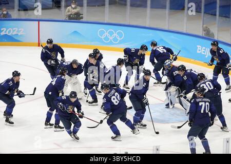 16 février 2022, Pékin, Hebei, Chine : équipe Finlande se caucus pendant le match des quarts de finale des éliminatoires masculins de hockey sur glace entre la Finlande et la Suisse le 16 février à Pékin, Chine (image crédit : © Mickael Chavet/ZUMA Press Wire) Banque D'Images