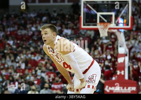 21 janvier 2022 : les Badgers du Wisconsin gardent Brad Davison (34 ans) pendant le match de basket-ball de la NCAA entre les Spartans de l'État du Michigan et les Badgers du Wisconsin au Kohl Center de Madison, WISCONSIN. Darren Lee/CSM(image de crédit : &copy ; Darren Lee/CSM via ZUMA Wire) Banque D'Images