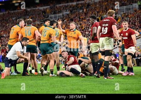 Brisbane, Australie. 19 juillet 2025. Les joueurs de Wallabies d'Australie célèbrent avoir marqué un essai lors du premier match de la série entre les Wallabies d'Australie et les Lions britanniques et irlandais au Suncorp Stadium le 19 juillet 2025 à Brisbane, en Australie. (Photo de Izhar Khan) strictement pour usage éditorial. AUCUNE LICENCE POUR LES IMPRESSIONS GRAND PUBLIC. Crédit : Izhar Ahmed Khan/Alamy Live News/Alamy Live News Banque D'Images
