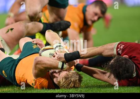 Brisbane, Australie. 19 juillet 2025. L'australien Tate McDermott marque un essai lors du premier match de la série entre les Wallabies d'Australie et les Lions britanniques et irlandais au Suncorp Stadium le 19 juillet 2025 à Brisbane, en Australie. (Photo de Izhar Khan) strictement pour usage éditorial. AUCUNE LICENCE POUR LES IMPRESSIONS GRAND PUBLIC. Crédit : Izhar Ahmed Khan/Alamy Live News/Alamy Live News Banque D'Images