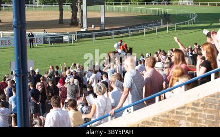 Windsor, Berkshire, Royaume-Uni. 14 juillet 2025. Les amateurs de courses profitent de leur soirée à la soirée Rum and Reggae du lundi soir au Royal Windsor Racecourse à Windsor, Berkshire. Crédit : Maureen McLean/Alamy Banque D'Images