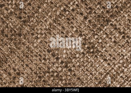 Macro, gros plan de tissu brun tissé en toile de jute, texture de tissu avec des fils épais et motif textile rugueux. Surface textile grossière avec fibres visibles. Banque D'Images