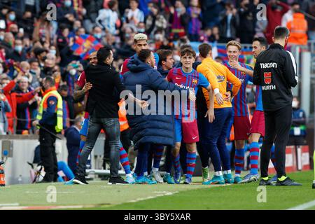 6 février 2022, Barcelone, Espagne : Dani Alves du FC Barcelone célèbre un but avec Xavi Hernandez du FC Barcelone lors du match de Liga entre le FC Barcelone et l'Atlético de Madrid au Camp Nou à Barcelone, Espagne. (Crédit image : © David Ramirez/DAX via ZUMA Press Wire) Banque D'Images