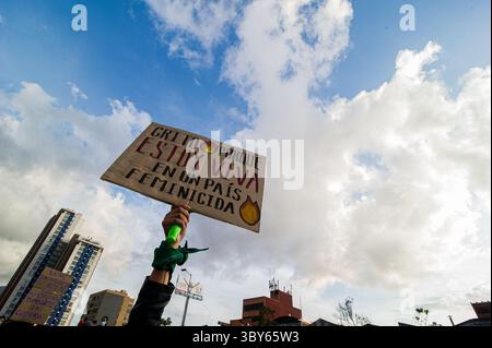 8 mars 2022, Bogota, Cundinamarca, Colombie : un manifestant tient une pancarte contre les féminicides en Colombie qui dit "je crie parce que je suis vivant dans un pays où des femmes meurent" alors que les femmes participent aux manifestations de la Journée internationale des femmes à Bogota, Colombie, le 8 mars 2022. (Crédit image : © Chepa Beltran/LongVisual via ZUMA Press Wire) Banque D'Images