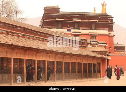 2 février 2012, XIAHE, PROVINCE DU GANSU, CHINE : les nomades et pèlerins tibétains tournent des roues à prières et prient au monastère de Labrang, le plus grand monastère tibétain en dehors de Lhassa, avant le Festival du monlam tibétain à Xiahe, province du Gansu sur le plateau tibétain, le 2 février 2012. Des dizaines de milliers de Tibétains célèbrent le nouvel an tibétain en se rendant dans cette ville et son monastère de Labrang, dont la séparation de la région autonome tibétaine offre une certaine protection contre les tentatives des Chinois han de réglementer leur culture. (Crédit image : © Stephen Shaver/ZUMA Press Wire) Banque D'Images