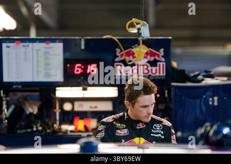 15 octobre 2009 : Scott Speed regarde sa Red Bull Toyota et parle à son équipage avant de se qualifier pour la NASCAR Banking 500 seulement de Bank of America course au Lowe's Motor Speedway à Concord, Caroline du Nord. (Crédit image : © Walter G. Arce Sr./ZUMA Press Wire) Banque D'Images
