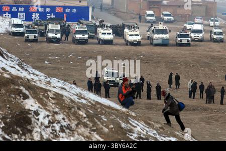 4 février 2012, XIAHE, PROVINCE DU GANSU, CHINE : des véhicules militaires et policiers chinois pour le conflit urbain (arrière-plan) sont déployés dans l'espoir de prévenir ou d'arrêter les affrontements potentiels entre Tibétains et Chinois au monastère de Labrang, le plus grand monastère tibétain en dehors de Lhassa, lors du festival du monlam tibétain à Xiahe, une petite ville de la province du Gansu sur le plateau tibétain, le 4 février 2012. Des milliers de moines tibétains, pèlerins et nomades ont convergé vers le monastère pour le rituel annuel ''ensoleillement du Bouddha'', dans lequel se trouve le plus grand Thangka du Bouddha (tapisserie brodée) du monde Banque D'Images