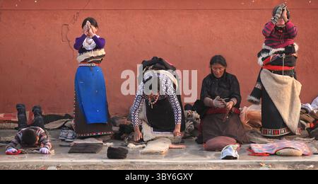 6 février 2012, XIAHE, PROVINCE DU GANSU, CHINE : les pèlerins tibétains prient au monastère de Labrang, le plus grand monastère tibétain en dehors de Lhassa, pendant le Festival du monlam tibétain à Xiahe, une petite ville de la province du Gansu sur le plateau tibétain, le 5 février 2012. Lundi, la Chine a averti les responsables du gouvernement tibétain que le fait de ne pas maintenir la stabilité pourrait entraîner la perte d'emplois ou des poursuites pénales, le dernier signe d'une augmentation des tensions ethniques entre les Tibétains et le gouvernement chinois. (Crédit image : © Stephen Shaver/ZUMA Press Wire) Banque D'Images