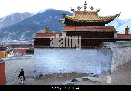 6 février 2012, XIAHE, PROVINCE DU GANSU, CHINE : un nomade tibétain visite le monastère de Labrang, le plus grand monastère tibétain en dehors de Lhassa, lors du Festival du monlam tibétain à Xiahe, une petite ville de la province du Gansu sur le plateau tibétain, le 5 février 2012. Lundi, la Chine a averti les responsables du gouvernement tibétain que le fait de ne pas maintenir la stabilité pourrait entraîner la perte d'emplois ou des poursuites pénales, le dernier signe d'une augmentation des tensions ethniques entre les Tibétains et le gouvernement chinois. (Crédit image : © Stephen Shaver/ZUMA Press Wire) Banque D'Images
