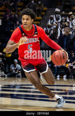 23 janvier 2022 Berkeley, CA États-Unis le garde de l'Arizona Justin Kier (5 ans) amène le ballon sur le terrain lors du match de basket-ball masculin de la NCAA entre les Wildcats de l'Arizona et les Golden Bears de Californie. Les Wildcats ont battu la Californie 96-71 au Hass Pavilion Berkeley Calif. Thurman James / CSM(image de crédit : &copy ; Thurman James/CSM via ZUMA Wire) Banque D'Images