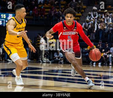 23 janvier 2022 Berkeley, CA États-Unis le garde de l'Arizona Justin Kier (5 ans) amène le ballon sur le terrain lors du match de basket-ball masculin de la NCAA entre les Wildcats de l'Arizona et les Golden Bears de Californie. Les Wildcats ont battu la Californie 96-71 au Hass Pavilion Berkeley Calif. Thurman James / CSM(image de crédit : &copy ; Thurman James/CSM via ZUMA Wire) Banque D'Images