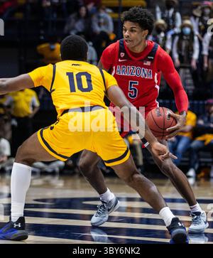 23 janvier 2022 Berkeley, CA États-Unis le garde de l'Arizona Justin Kier (5 ans) amène le ballon sur le terrain lors du match de basket-ball masculin de la NCAA entre les Wildcats de l'Arizona et les Golden Bears de Californie. Les Wildcats ont battu la Californie 96-71 au Hass Pavilion Berkeley Calif. Thurman James / CSM(image de crédit : &copy ; Thurman James/CSM via ZUMA Wire) Banque D'Images