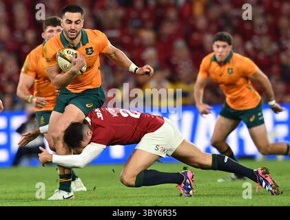 Brisbane, Australie. 19 juillet 2025.Tom Wright (l) de l'Australie est affronté par Marcus Smith (C) des British Irish Lions lors du premier match de la série entre les Wallabies d'Australie et les British & Irish Lions au Suncorp Stadium le 19 juillet 2025 à Brisbane, en Australie. (Photo de Izhar Khan) strictement pour usage éditorial. AUCUNE LICENCE POUR LES IMPRESSIONS GRAND PUBLIC. Crédit : Izhar Ahmed Khan/Alamy Live News/Alamy Live News Banque D'Images