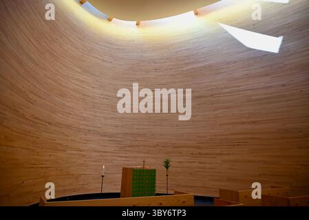 helsinki finlande divers endroits personnes et lieux touristiques - Kamppi Chapel Kampin kappeli intérieur avec des visiteurs Banque D'Images