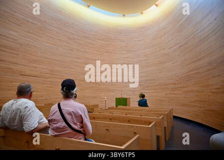 helsinki finlande divers endroits personnes et lieux touristiques - Kamppi Chapel Kampin kappeli intérieur avec des visiteurs Banque D'Images