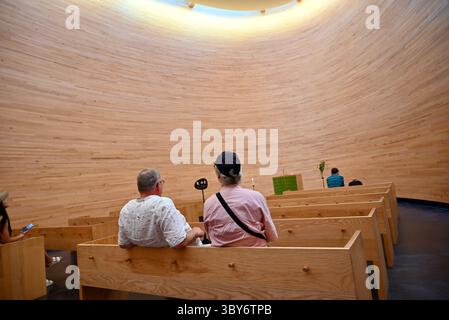 helsinki finlande divers endroits personnes et lieux touristiques - Kamppi Chapel Kampin kappeli intérieur avec des visiteurs Banque D'Images
