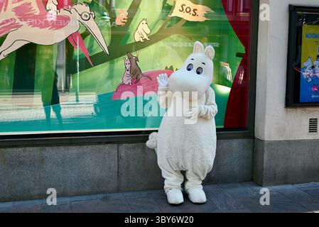 helsinki finlande divers endroits personnes et lieux touristiques - moomin devant le magasin moomin avec une femme aide Banque D'Images