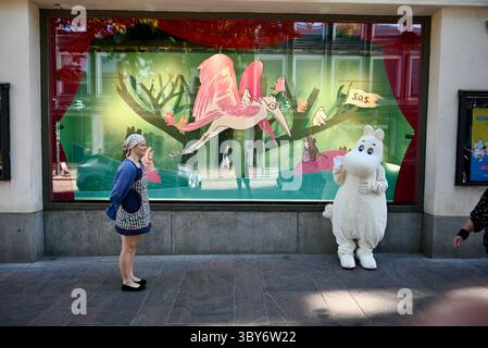 helsinki finlande divers endroits personnes et lieux touristiques - moomin devant le magasin moomin avec une femme aide Banque D'Images