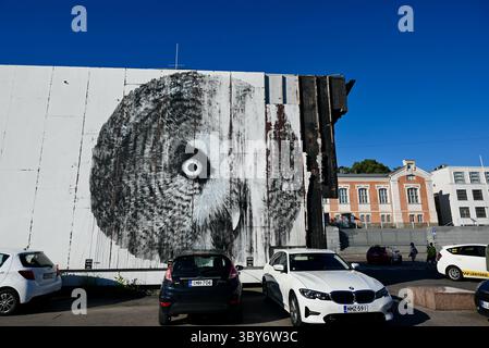 helsinki finlande divers endroits personnes et lieux touristiques - murale hibou sur Burnt Flying Cinema Tour du bâtiment d'Helsinki près du port Banque D'Images