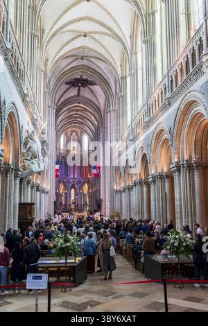 Bayeux , France - 8 juin 2025 : Service à la cathédrale notre-Dame de Bayeux en Normandie France Banque D'Images