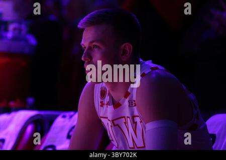 21 janvier 2022 : les Badgers du Wisconsin gardent Brad Davison (34 ans) pendant le match de basket-ball de la NCAA entre les Spartans de l'État du Michigan et les Badgers du Wisconsin au Kohl Center de Madison, WISCONSIN. Darren Lee/CSM(image de crédit : &copy ; Darren Lee/CSM via ZUMA Wire) Banque D'Images