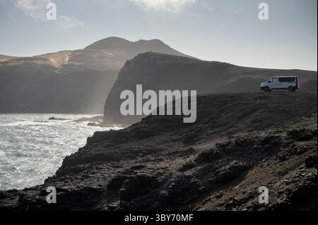 Un van garé sur les falaises accidentées près de Puerto de la Cruz, Fuerteventura, îles Canaries, Espagne, Europe Banque D'Images