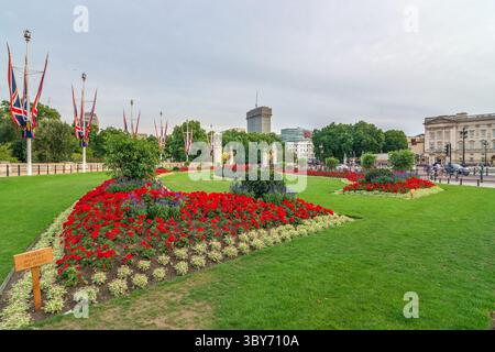Parterres de fleurs formels du palais de Buckingham, Londres, Angleterre, Royaume-Uni. Banque D'Images