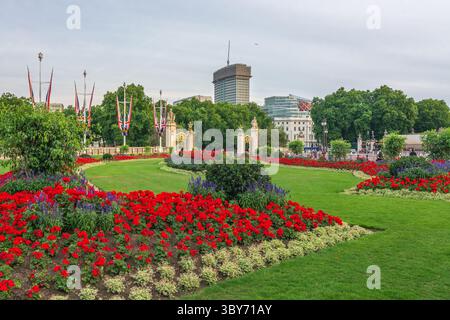 Parterres de fleurs formels du palais de Buckingham, Londres, Angleterre, Royaume-Uni. Banque D'Images
