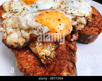 Pain grillé avec oeuf frit et bacon Banque D'Images