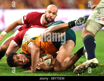 Brisbane, Australie. 19 juillet 2025.Joseph-Aukuso Suaalii d'Australie est attaqué lors du premier match de la série entre les Wallabies d'Australie et les Lions britanniques et irlandais au Suncorp Stadium le 19 juillet 2025 à Brisbane, Australie. (Photo de Izhar Khan) strictement pour usage éditorial. AUCUNE LICENCE POUR LES IMPRESSIONS GRAND PUBLIC. Crédit : Izhar Ahmed Khan/Alamy Live News/Alamy Live News Banque D'Images