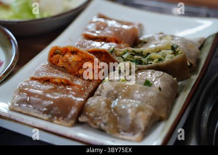 Crêpes de sarrasin coréennes avec kimchi et garnitures de viande Banque D'Images