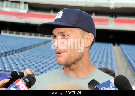 29 janvier 2022 : plusieurs sources rapportent que Tom Brady, sept fois champion du Super Bowl, annoncera sa retraite de la NFL. Eric Canha/CSM..le 29 juillet 2013 - Foxborough, Massachusetts, États-Unis - Tom Brady (12 ans), quarterback des Patriots de la Nouvelle-Angleterre, répond aux questions des médias lors de la cinquième journée du camp d'entraînement des Patriots de la Nouvelle-Angleterre qui se tient au stade Gillette à Foxborough, Massachusetts. Eric Canha/CSM(image de crédit : &copy ; Eric Canha/CSM via ZUMA Wire) Banque D'Images