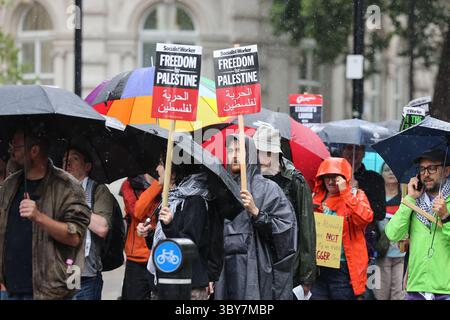 Londres, Royaume-Uni, 19 juillet 2025. Les années 100 ont bravé des pluies torrentielles pour une autre manifestation de solidarité Palestine, qui a pris le départ du quai, avec le message Stop Starving Gaza, à Londres, au Royaume-Uni. Crédit : Monica Wells/Alamy Live News Banque D'Images
