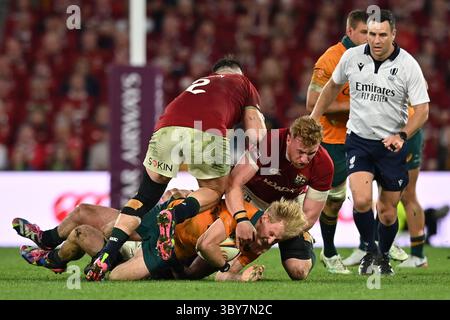 Brisbane, Australie. 19 juillet, 2025.Tom Lynagh de l'Australie est attaqué lors du premier match de la série entre les Wallabies d'Australie et les Lions britanniques et irlandais au Suncorp Stadium le 19 juillet 2025 à Brisbane, en Australie. (Photo de Izhar Khan) strictement pour usage éditorial. AUCUNE LICENCE POUR LES IMPRESSIONS GRAND PUBLIC. Crédit : Izhar Ahmed Khan/Alamy Live News/Alamy Live News Banque D'Images