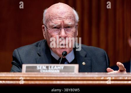 1er février 2022, Washington, District de Columbia, États-Unis : le sénateur américain Patrick Leahy (démocrate du Vermont), président de la Commission sénatoriale américaine sur les crédits, prend la parole pendant que la secrétaire au commerce Gina Raimondo témoigne devant une audition de la sous-Commission sénatoriale sur le commerce, la justice, la science et les agences connexes au Capitol Hill à Washington, mardi 1er février 2022, pour examiner l'élargissement de l'accès à large bande, en se concentrant sur les programmes du ministère du commerce dans la Loi sur l'investissement dans l'infrastructure et l'emploi © Andrew Harnik - piscine via CNP/CNP via ZUMA Press Wire) Banque D'Images