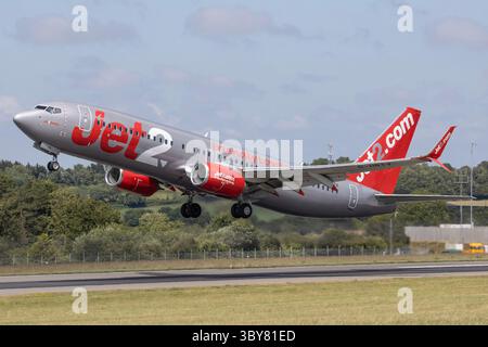 Un Jet2 Boeing 737-800, G-DRTV, décollant de l'aéroport de Bristol en Angleterre. Banque D'Images