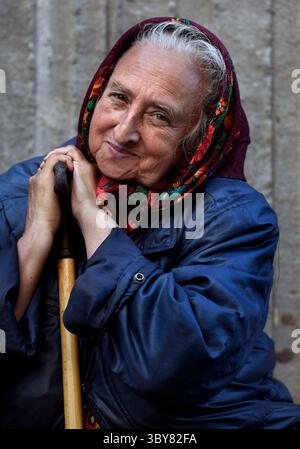 17 mai 2022, Kharkiv, Ukraine : LIUDMYLA KIRICHENKO, 75 ans, à l'extérieur de son bunker du sous-sol où elle vit près de son immeuble d'habitation depuis le début de l'invasion russe. (Crédit image : © Carol Guzy/ZUMA Press Wire) Banque D'Images