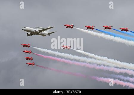 RAF Fairford, Gloucestershire, Angleterre le samedi 19 juillet 2025. Royal Air Force Boeing Wedgetail AEW.1-New - Boeing UK/DE&S avec les flèches rouges lors du Royal International Air Tattoo à RAF Fairford, Gloucestershire, Angleterre le samedi 19 juillet 2025. (Photo : Jon Hobley | mi News) crédit : MI News & Sport /Alamy Live News Banque D'Images