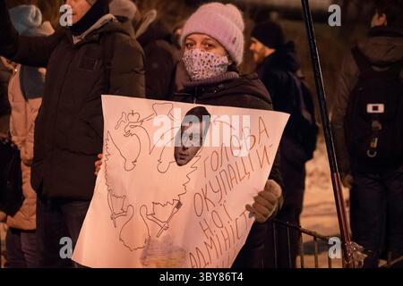 2 février 2022, Kiev, Kiev, Ukraine : un manifestant avec une bannière à l'image de l'homme politique ukrainien pro-russe Muraïev disant ''Chef de l'administration de l'ocupation'' en référence à la chaîne de télévision NASH à Kiev. Ils manifestent en revendiquant la fermeture de la chaîne de télévision les accusant de propagande russe au milieu des tensions entre la Russie et l’Ukraine à cause de l’accumulation de troupes russes à la frontière des deux pays. (Crédit image : © Celestino Arce Lavin/ZUMA Press Wire) Banque D'Images